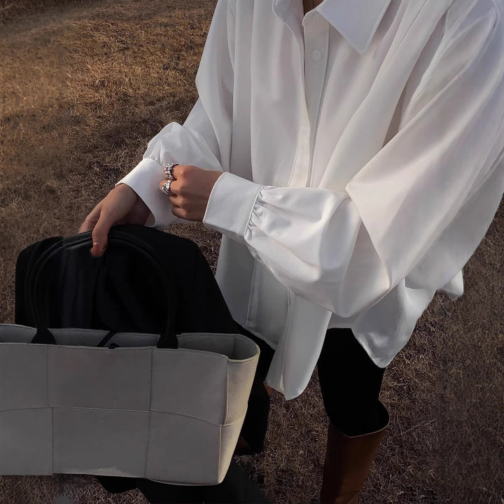 Damern mode skjorta med oversized passform och eleganta manschetter Mirla-Eva Jonsson
