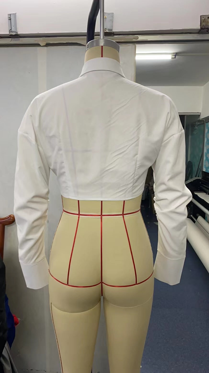 Damern modeblus med elegant figursydd passform och klassisk krage Mirla-Eva Jonsson