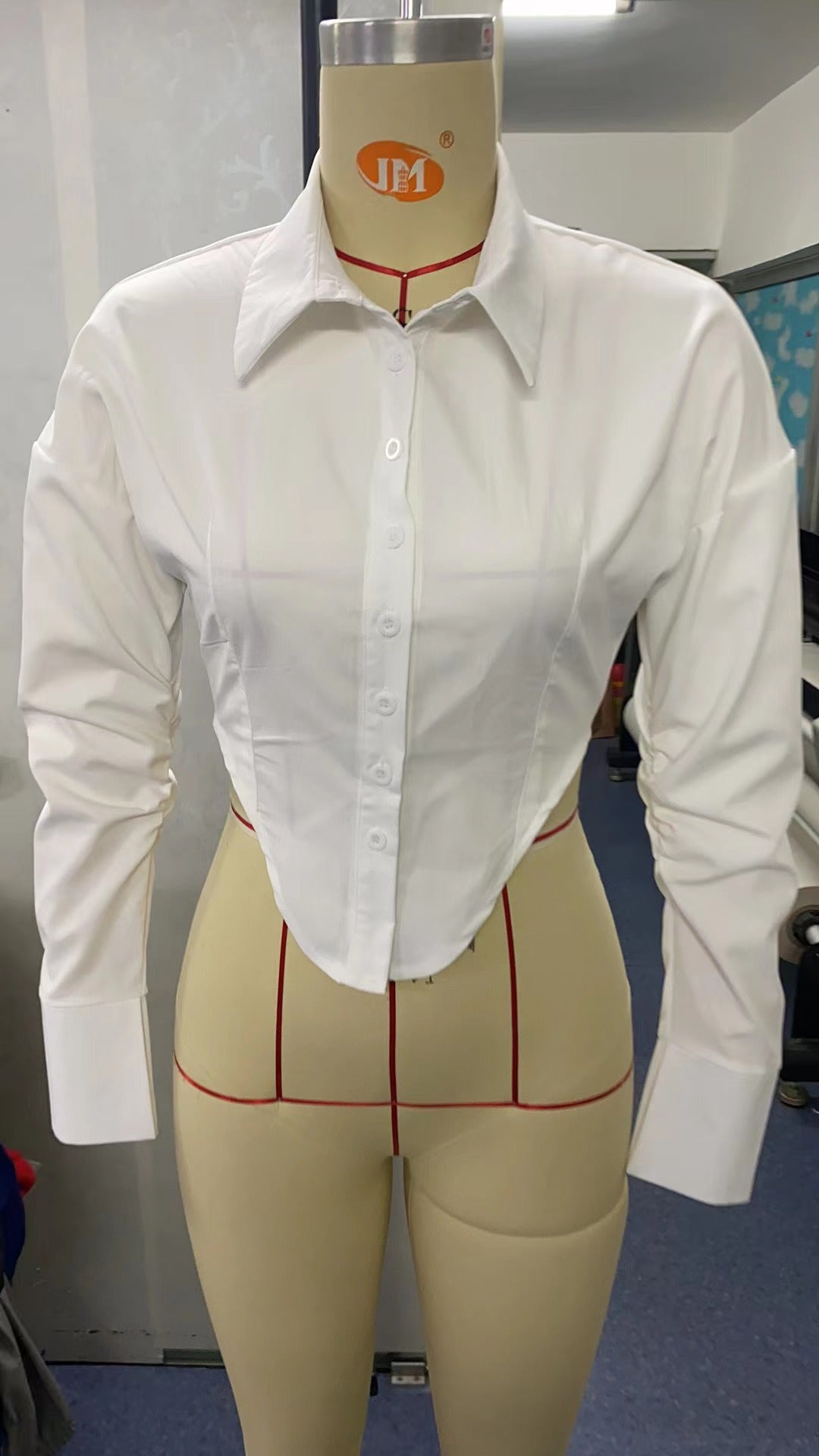 Damern modeblus med elegant figursydd passform och klassisk krage Mirla-Eva Jonsson