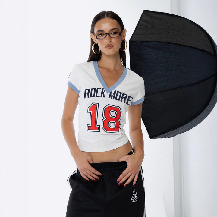 Damern modigt V-ringad T-shirt med dekorativ text Mirla-Eva Jonsson
