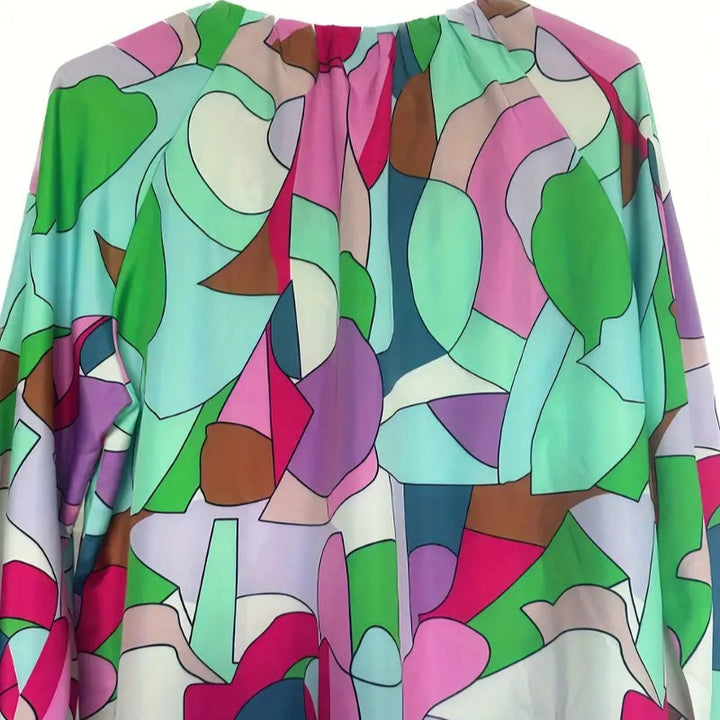 Damern oversized blus med färgglad grafisk mönster och vida ärmar Mirla-Eva Jonsson