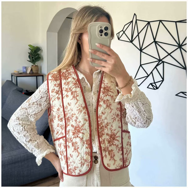 Damern quiltad väst med blommönster och praktiska fickor Mirla-Eva Jonsson