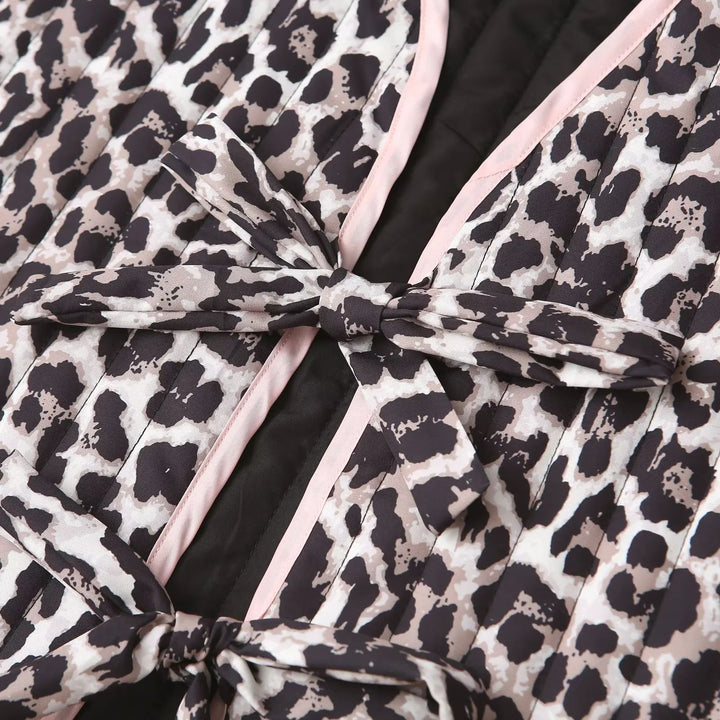 Damern quiltad väst med leopardmönster och dekorativt bindband Mirla-Eva Jonsson