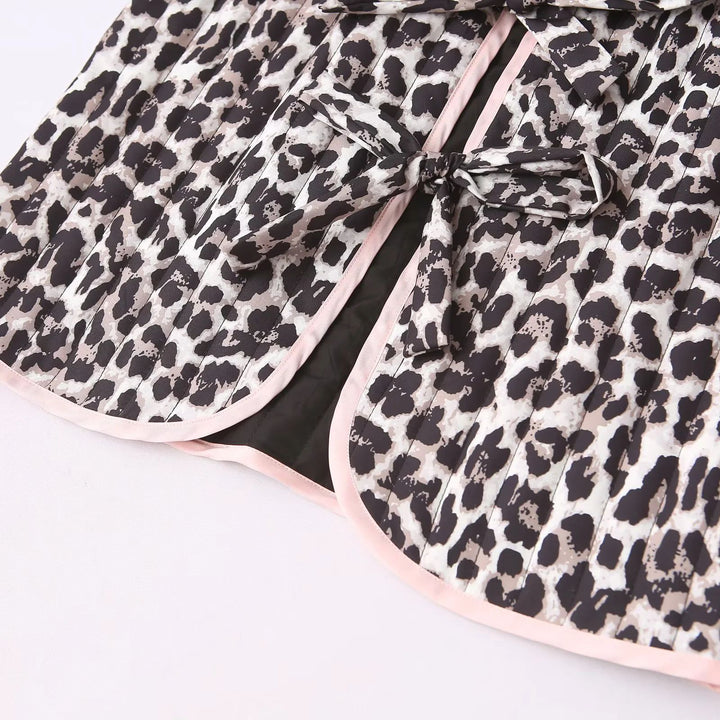 Damern quiltad väst med leopardmönster och dekorativt bindband Mirla-Eva Jonsson