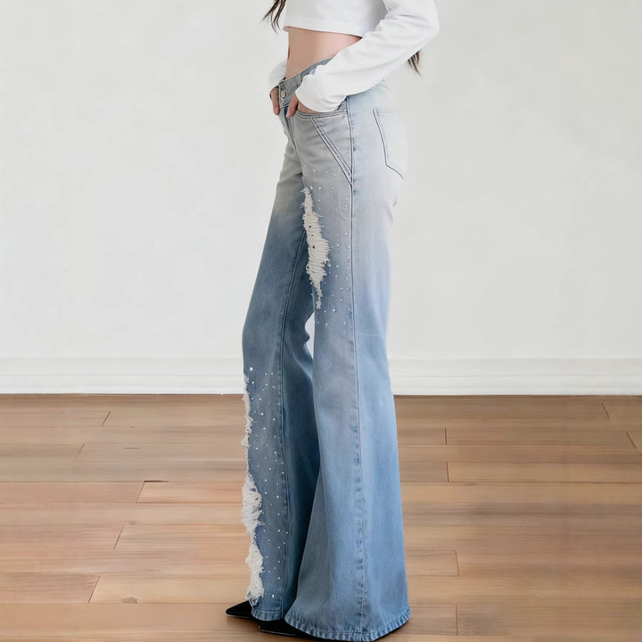 Damern slagjeans med modiga förstörda detaljer och bekväm passform Mirla-Eva Jonsson