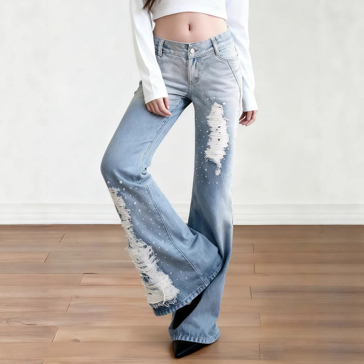 Damern slagjeans med modiga förstörda detaljer och bekväm passform Mirla-Eva Jonsson