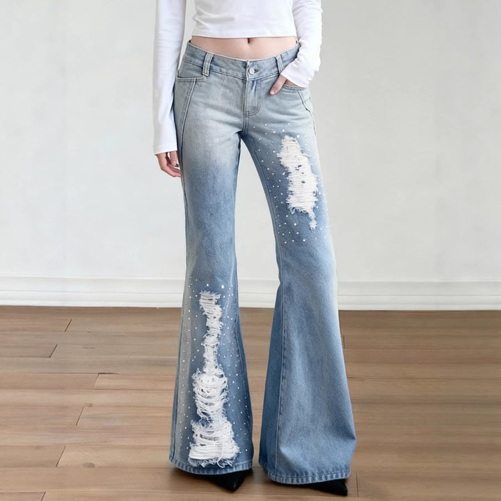 Damern slagjeans med modiga förstörda detaljer och bekväm passform Mirla-Eva Jonsson