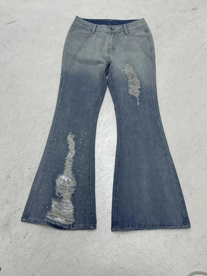 Damern slagjeans med modiga förstörda detaljer och bekväm passform Mirla-Eva Jonsson