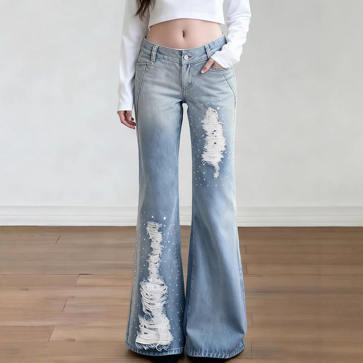Damern slagjeans med modiga förstörda detaljer och bekväm passform Mirla-Eva Jonsson