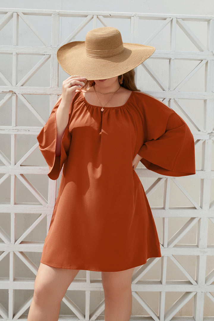 Damern sommarklänning med öppen axeldesign och voluminösa ärmar Mirla-Eva Jonsson