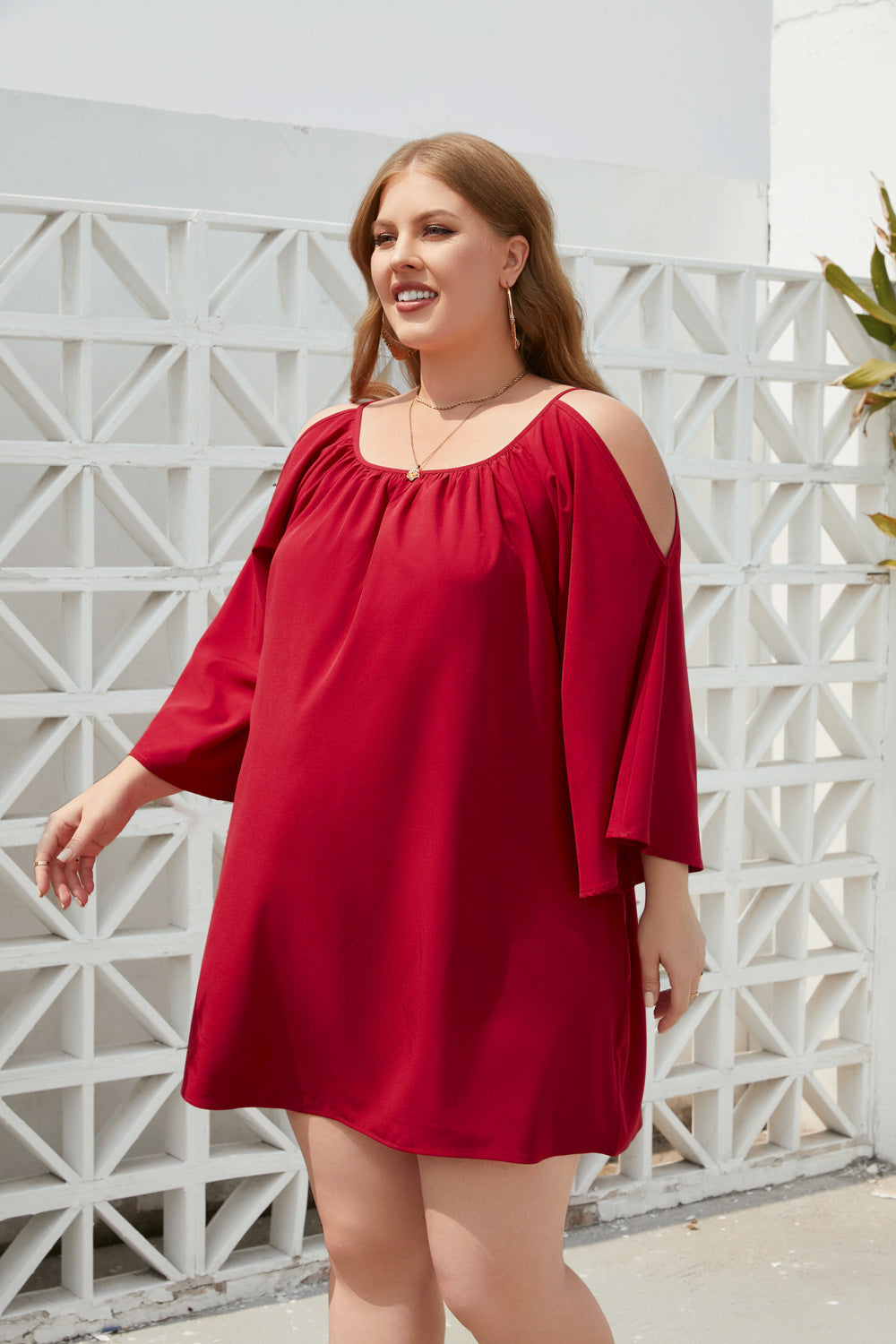 Damern sommarklänning med öppen axeldesign och voluminösa ärmar Mirla-Eva Jonsson