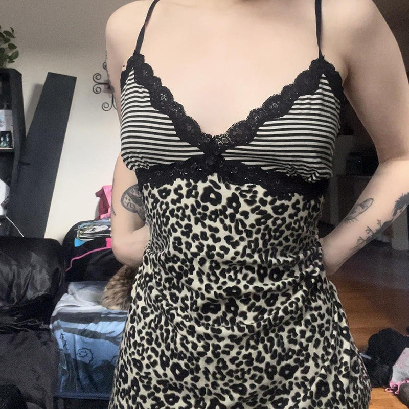 Damern spaghettitopp med elegant spetsdetalj och modernt leopardmönster Mirla-Eva Jonsson