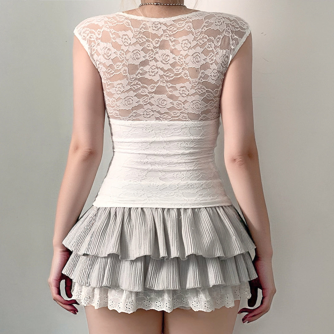 Damern spets-crop-top med elegant V-ringning och volangdetaljer Mirla-Eva Jonsson