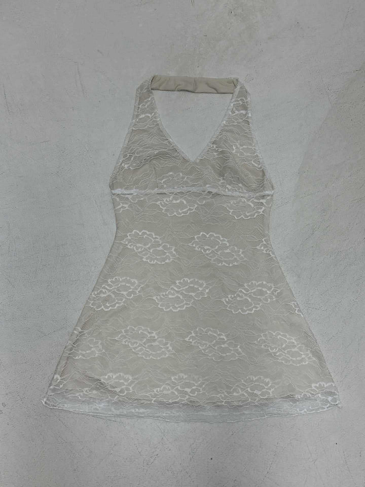 Damern spetsklänning i feminin design med elegant V-uttning och högkvalitativt foder Mirla-Eva Jonsson