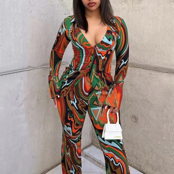 Damern stilfull jumpsuit med färgglad mönster och djup V-ringning Mirla-Eva Jonsson