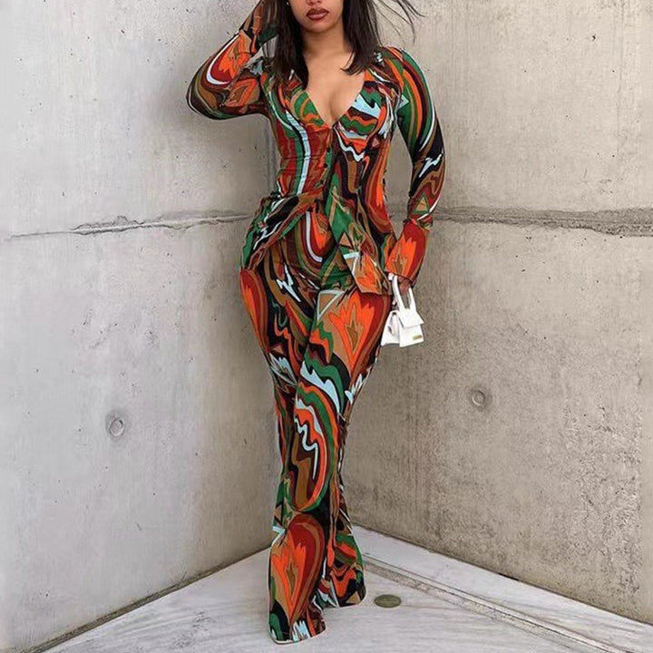 Damern stilfull jumpsuit med färgglad mönster och djup V-ringning Mirla-Eva Jonsson