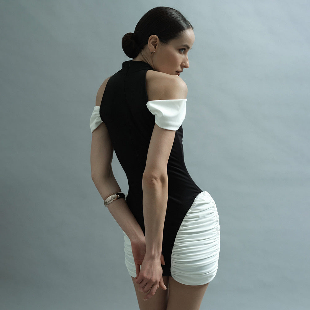 Damern stilfulla bodycon-klänning med innovativa volangdetaljer Mirla-Eva Jonsson