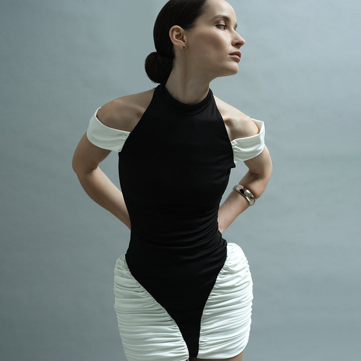 Damern stilfulla bodycon-klänning med innovativa volangdetaljer Mirla-Eva Jonsson