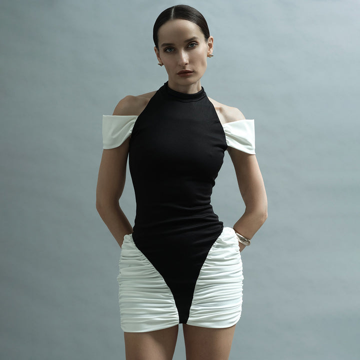Damern stilfulla bodycon-klänning med innovativa volangdetaljer Mirla-Eva Jonsson