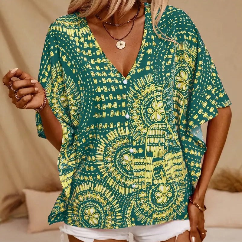 Damern strandblus i avslappnad boho-stil med färgglada mönster och voluminösa ärmar Mirla-Eva Jonsson