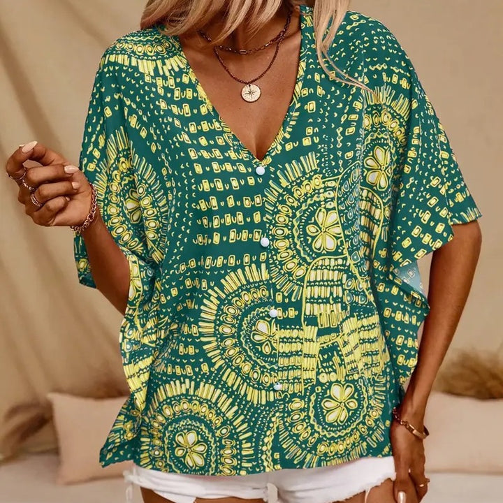 Damern strandblus i avslappnad boho-stil med färgglada mönster och voluminösa ärmar Mirla-Eva Jonsson