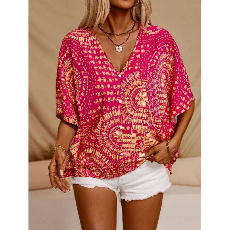 Damern strandblus i avslappnad boho-stil med färgglada mönster och voluminösa ärmar Mirla-Eva Jonsson