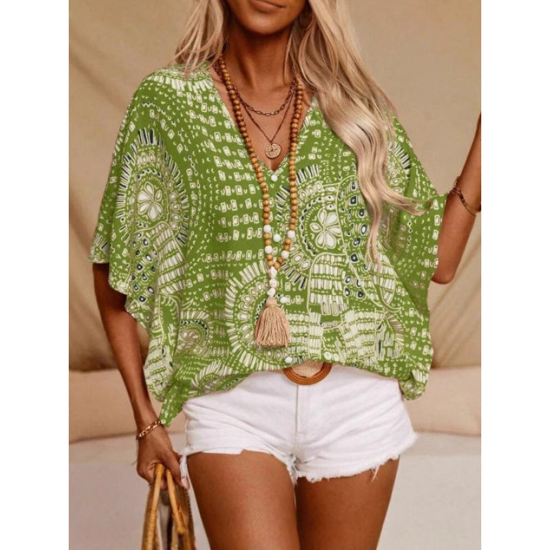 Damern strandblus i avslappnad boho-stil med färgglada mönster och voluminösa ärmar Mirla-Eva Jonsson