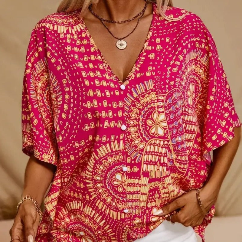 Damern strandblus i avslappnad boho-stil med färgglada mönster och voluminösa ärmar Mirla-Eva Jonsson