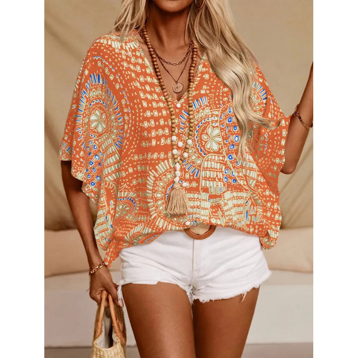 Damern strandblus i avslappnad boho-stil med färgglada mönster och voluminösa ärmar Mirla-Eva Jonsson