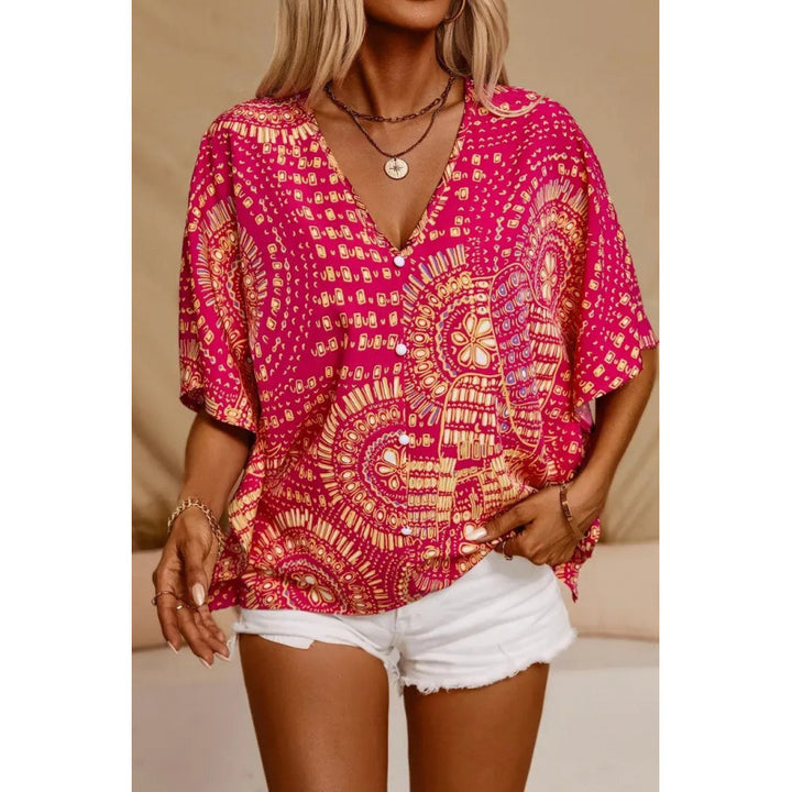 Damern strandblus i avslappnad boho-stil med färgglada mönster och voluminösa ärmar Mirla-Eva Jonsson