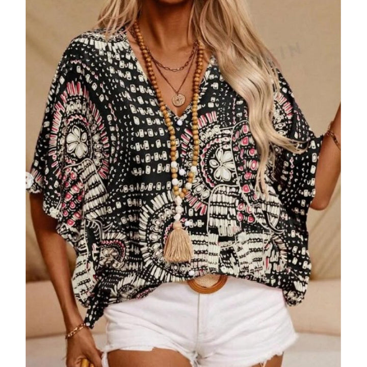 Damern strandblus i avslappnad boho-stil med färgglada mönster och voluminösa ärmar Mirla-Eva Jonsson