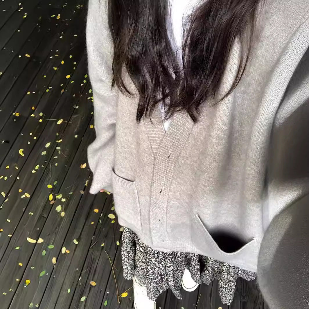 Damern stylish cardigan med djup V-hals och praktiska fickor Mirla-Eva Jonsson