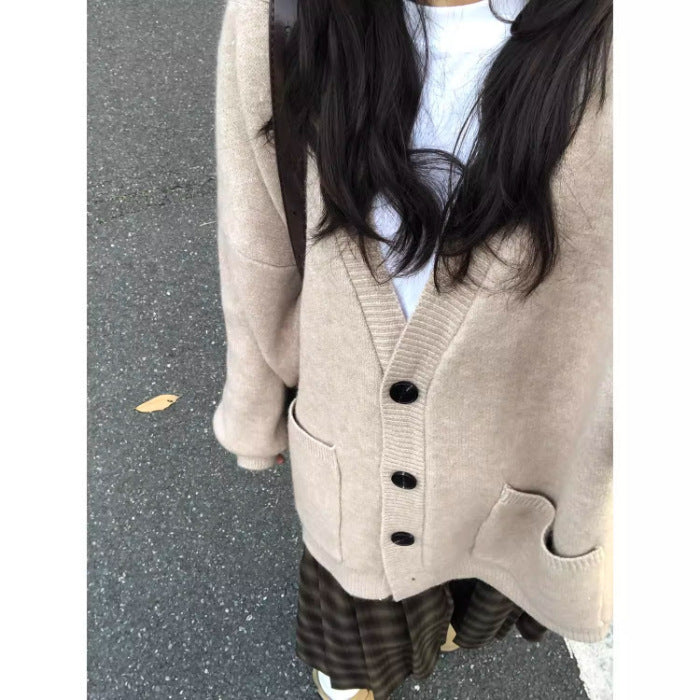 Damern stylish cardigan med djup V-hals och praktiska fickor Mirla-Eva Jonsson