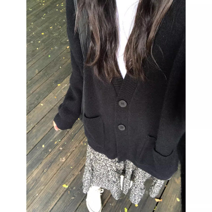 Damern stylish cardigan med djup V-hals och praktiska fickor Mirla-Eva Jonsson