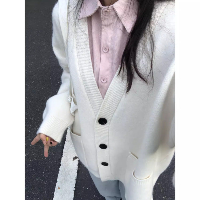 Damern stylish cardigan med djup V-hals och praktiska fickor Mirla-Eva Jonsson