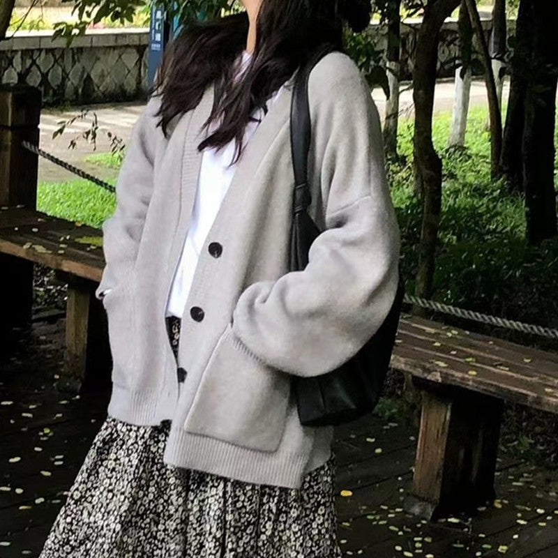 Damern stylish cardigan med djup V-hals och praktiska fickor Mirla-Eva Jonsson