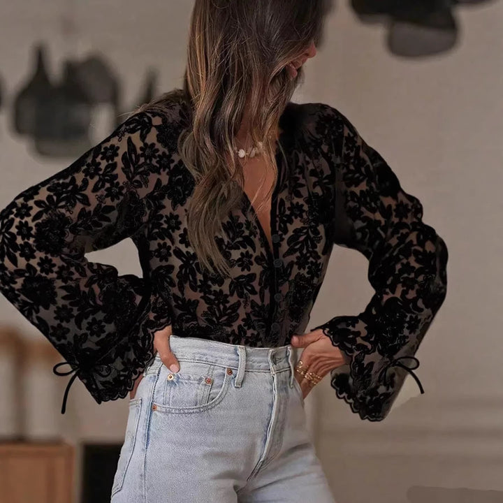 Damern transparent blus med florala broderier och vida ärmar Mirla-Eva Jonsson