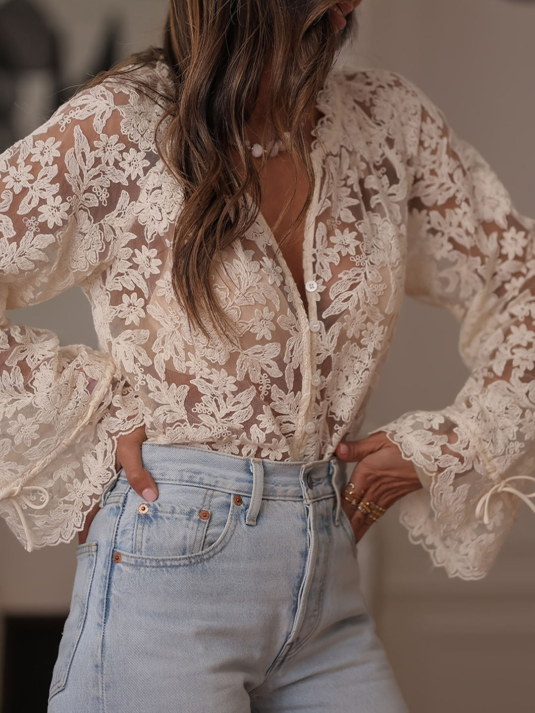 Damern transparent blus med florala broderier och vida ärmar Mirla-Eva Jonsson