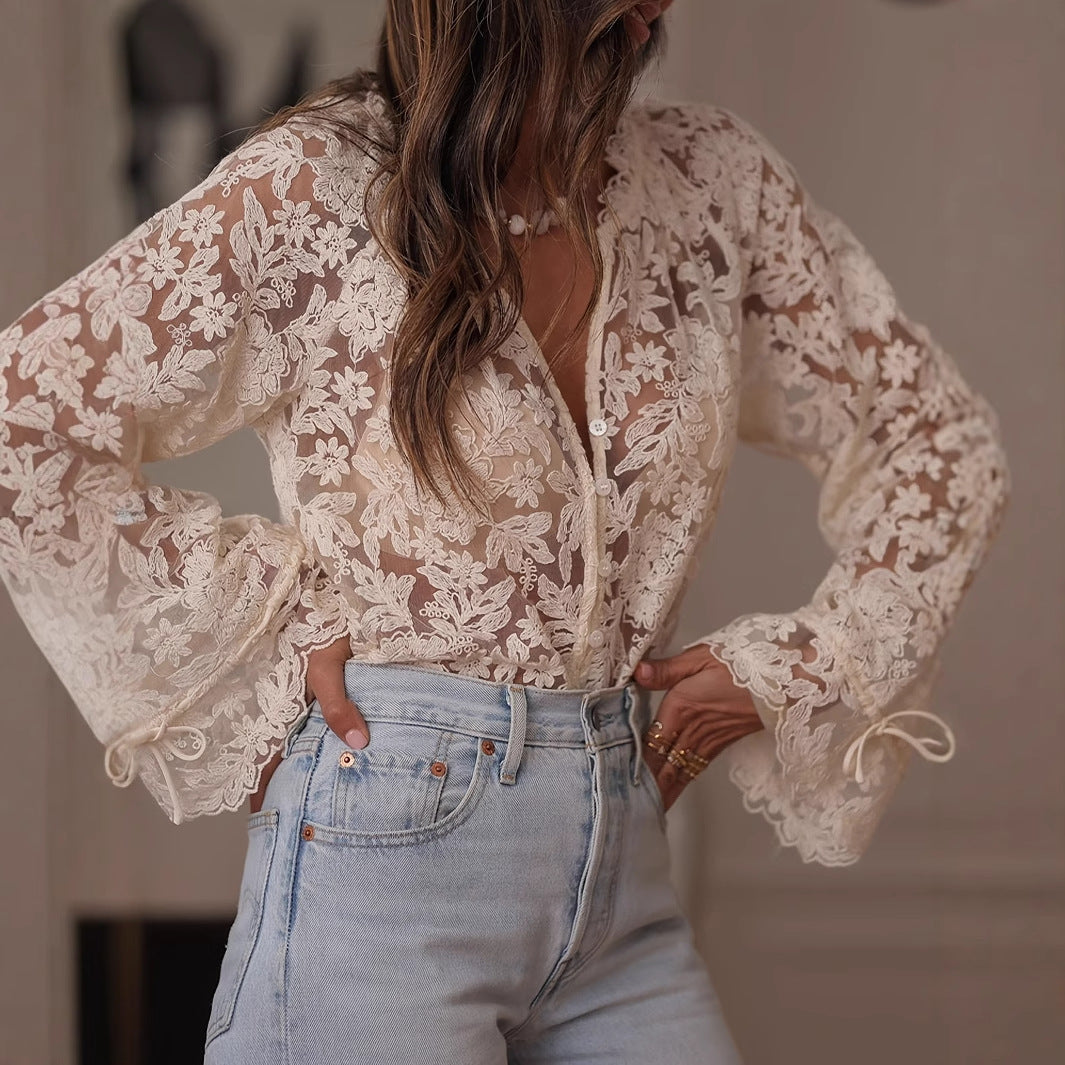 Damern transparent blus med florala broderier och vida ärmar Mirla-Eva Jonsson