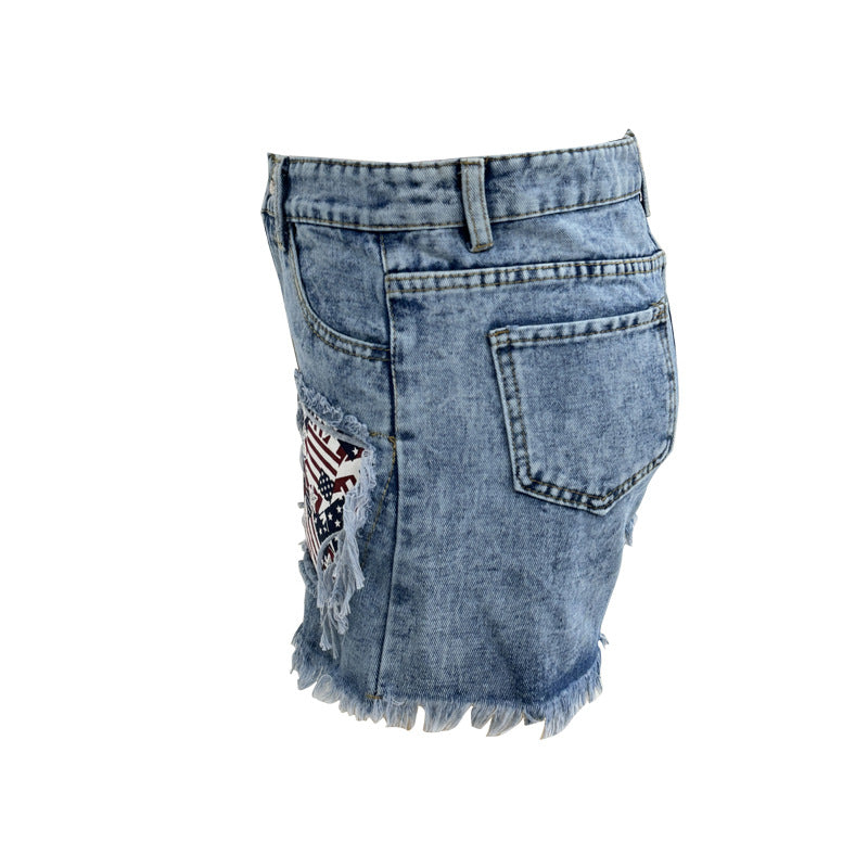 Damern trasiga denimshorts med fransiga fickor och moderiktiga lappar Mirla-Eva Jonsson
