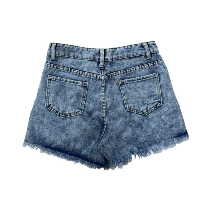 Damern trasiga denimshorts med fransiga fickor och moderiktiga lappar Mirla-Eva Jonsson
