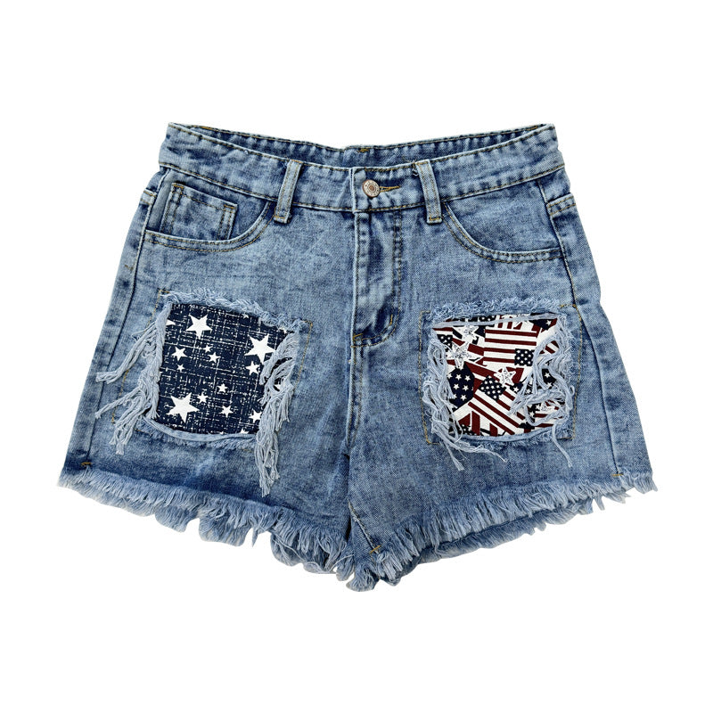 Damern trasiga denimshorts med fransiga fickor och moderiktiga lappar Mirla-Eva Jonsson