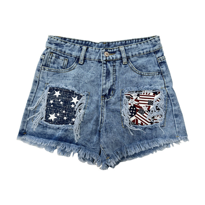 Damern trasiga denimshorts med fransiga fickor och moderiktiga lappar Mirla-Eva Jonsson