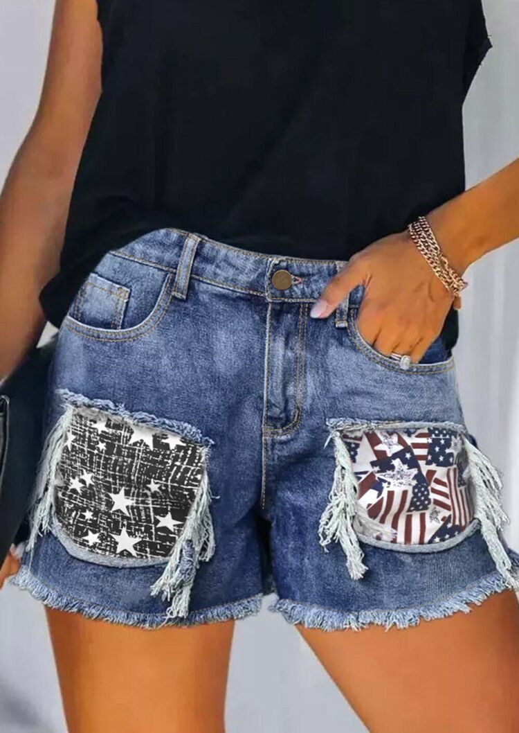Damern trasiga denimshorts med fransiga fickor och moderiktiga lappar Mirla-Eva Jonsson