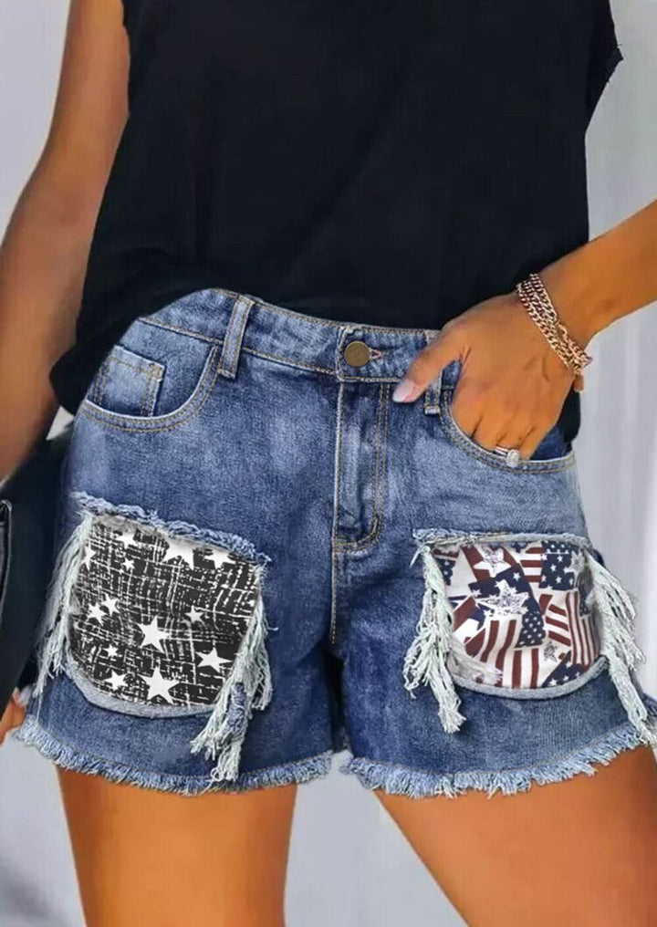 Damern trasiga denimshorts med fransiga fickor och moderiktiga lappar Mirla-Eva Jonsson