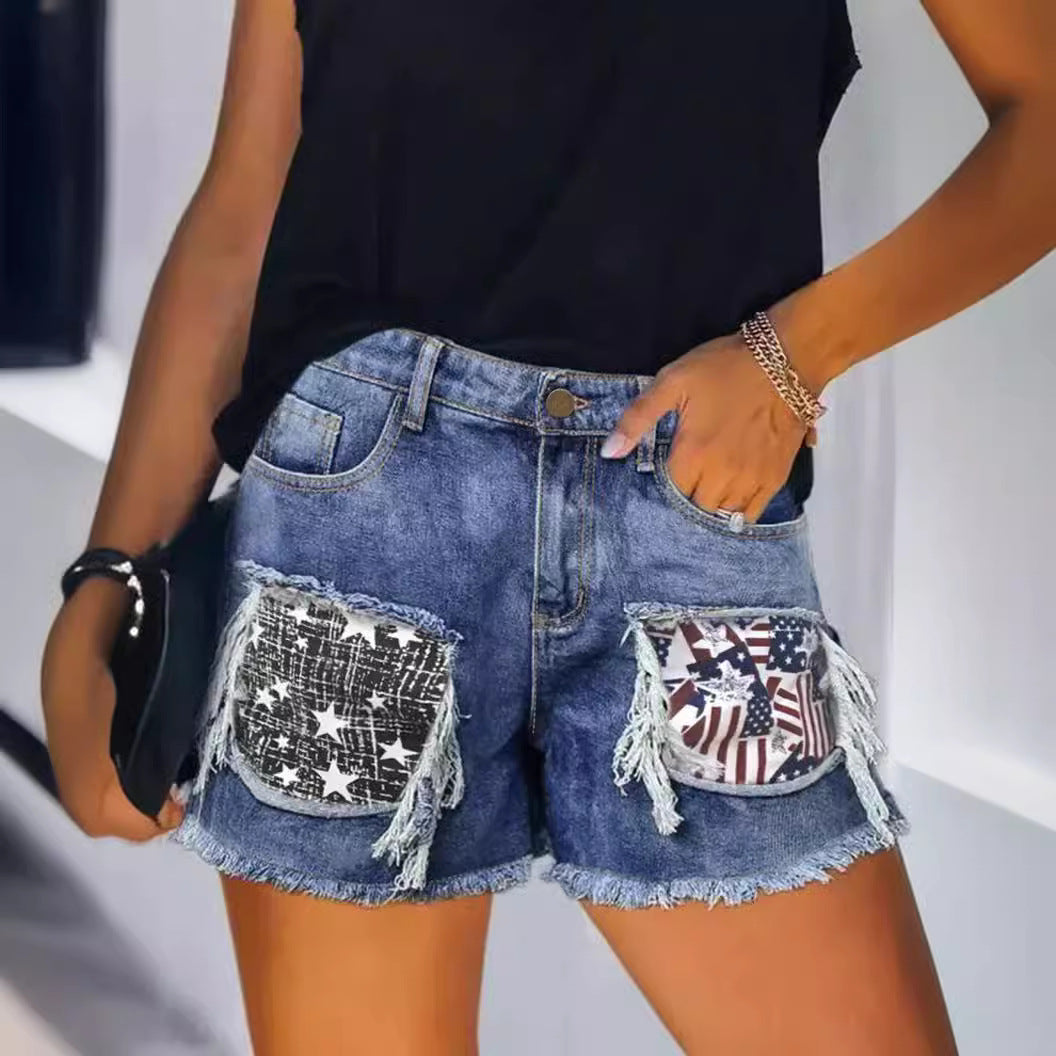 Damern trasiga denimshorts med fransiga fickor och moderiktiga lappar Mirla-Eva Jonsson