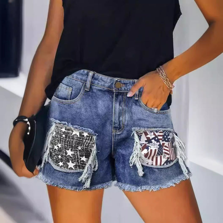 Damern trasiga denimshorts med fransiga fickor och moderiktiga lappar Mirla-Eva Jonsson