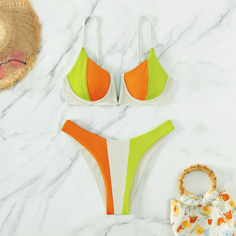 Damern triangel-bikini med modernt färgblockdesign och justerbara axelband Mirla-Eva Jonsson