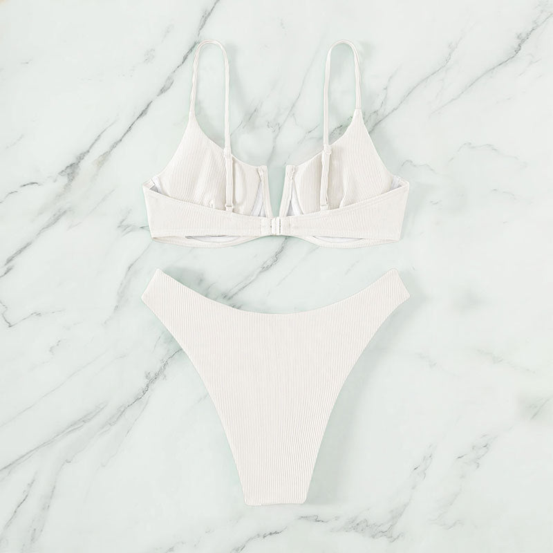 Damern triangel-bikini med modernt färgblockdesign och justerbara axelband Mirla-Eva Jonsson