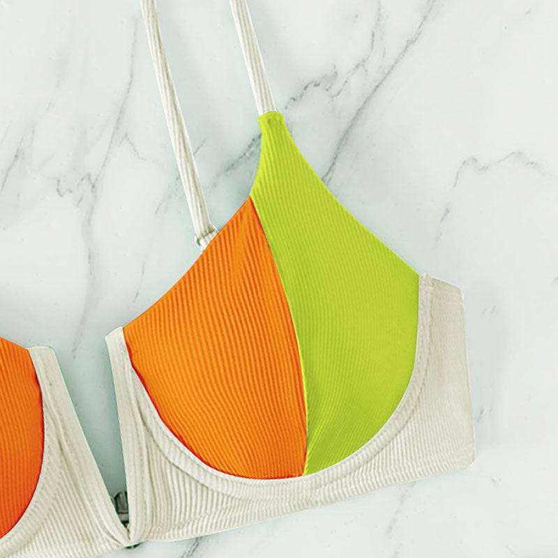 Damern triangel-bikini med modernt färgblockdesign och justerbara axelband Mirla-Eva Jonsson